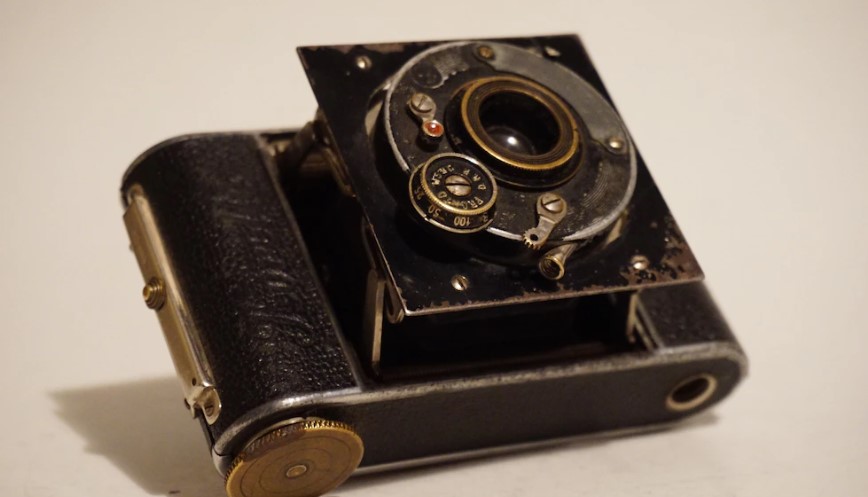 Коли з'явився перший фотоапарат? 