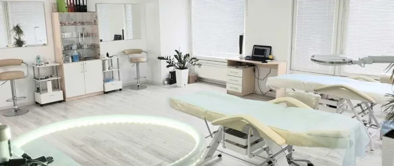 Маємо величезний досвід роботи та більше п'яти тисяч задоволених клієнтів та восьми тисяч робіт. Є дійсними членами «Асоціації професіоналів перманентного макіяжу».