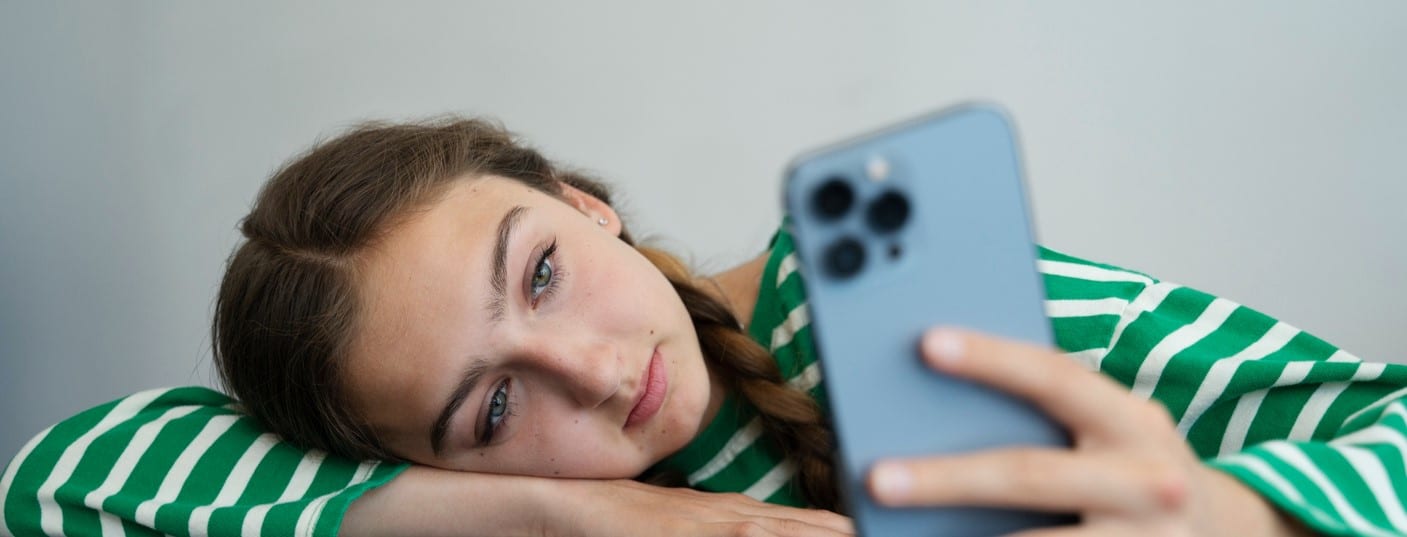 How to turn on the flash during a call on an iPhone